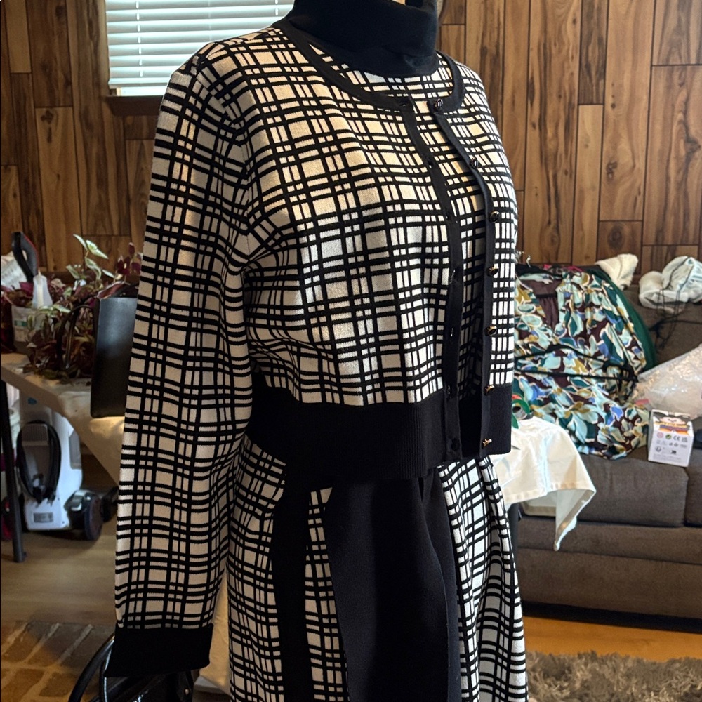Toccin Elegant Black and White Checkered sweater dress with matching cardigan. - Picture 4 of 11